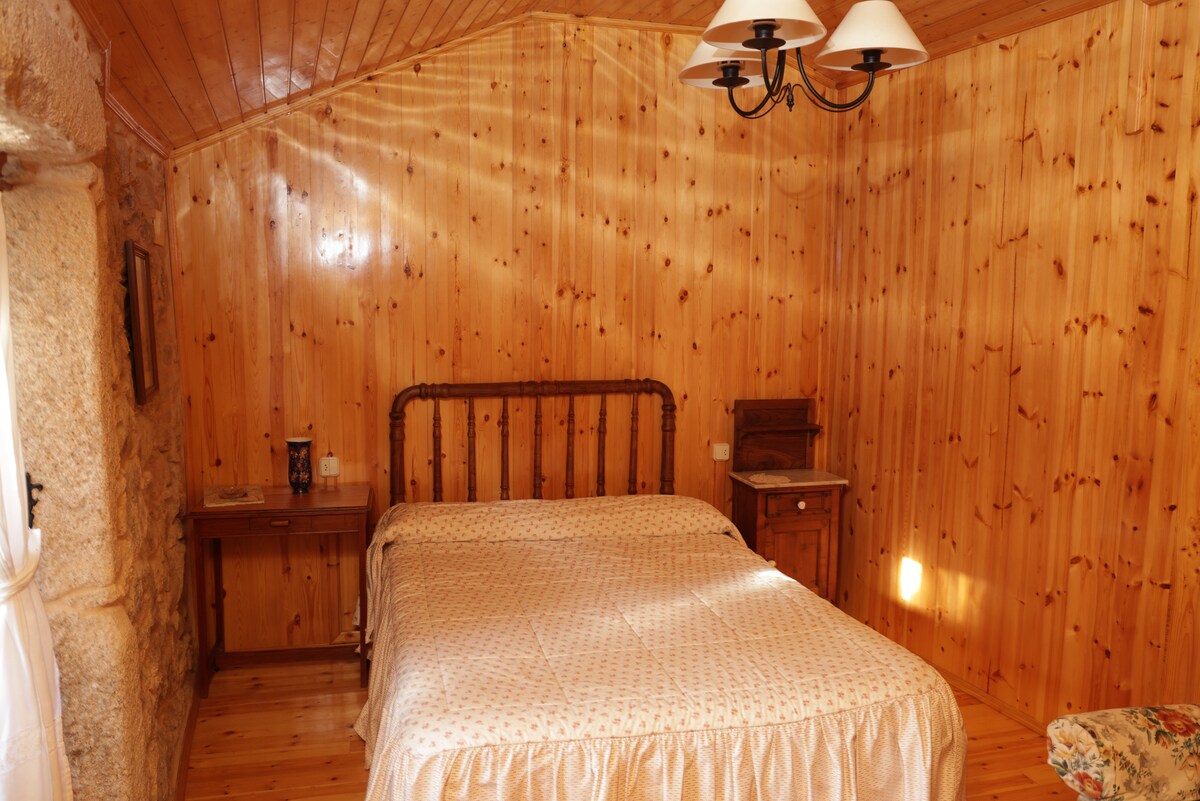 Chambre  avec lit double. elle donne sur la façade principale. elle est entièrement doublée de bois.