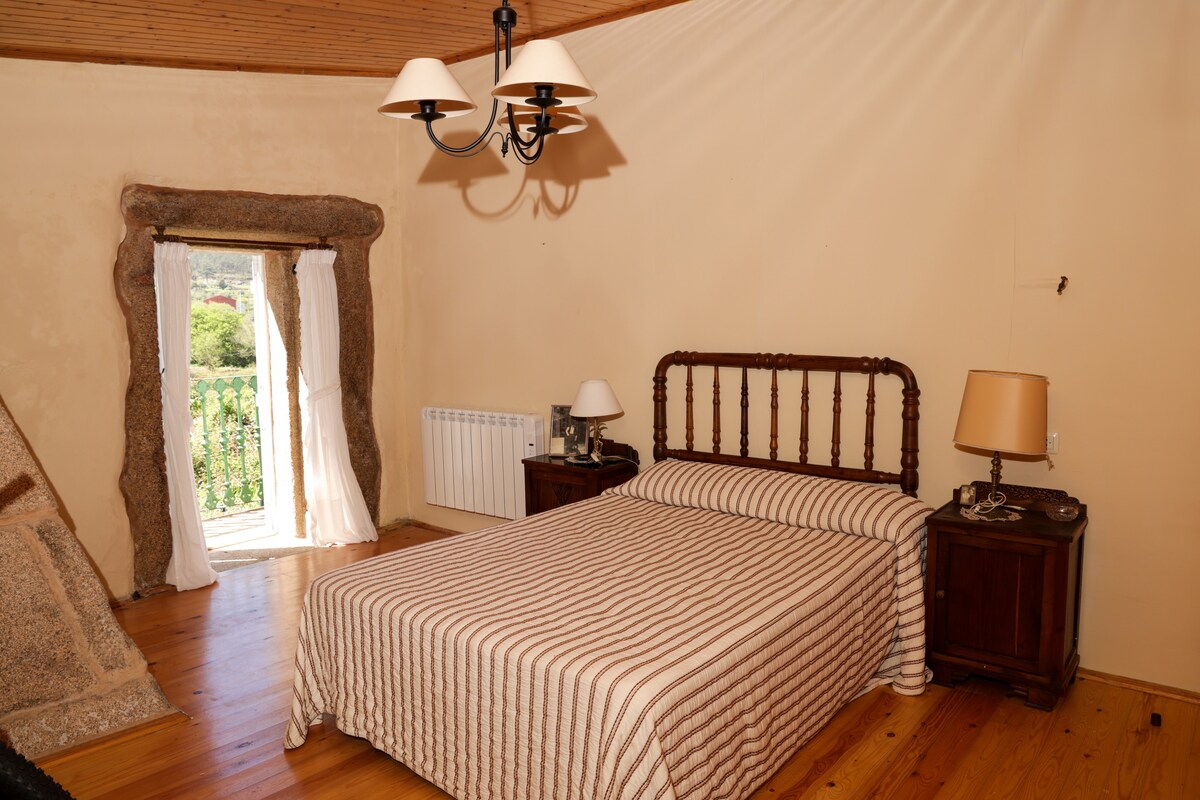 chambre principale avec balcon.