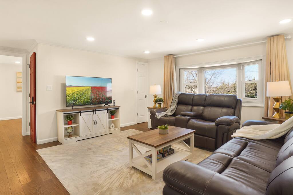 Airbnb The Mod Pad! 15 min from Airport