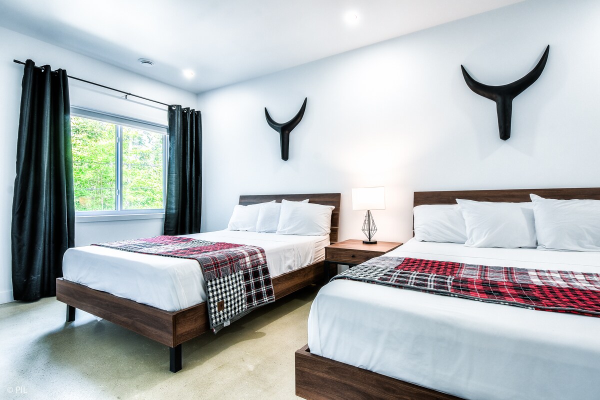 Chambre à coucher avec deux lits Queen très confortable