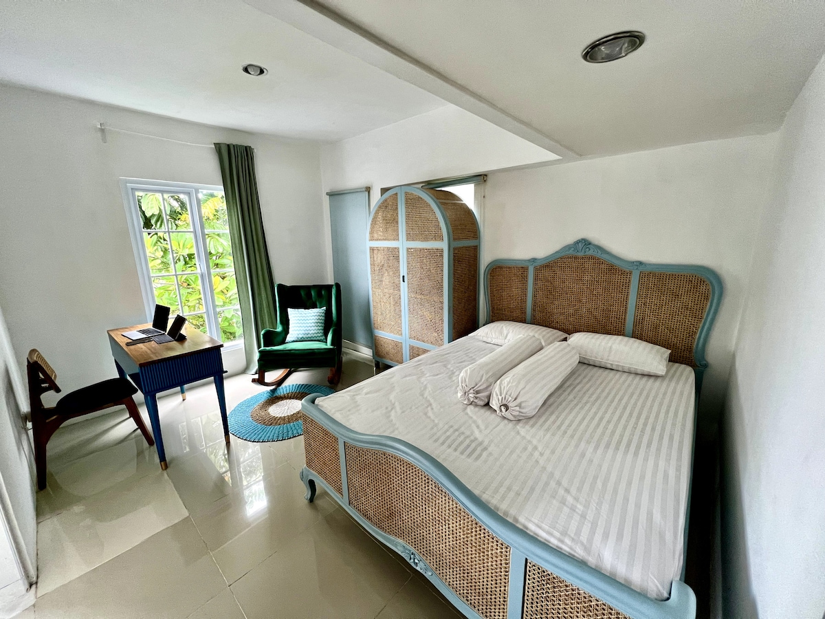 Chumba cha kulala cha Master kilicho na kiti cha kufanyia kazi na cha kubembea kwa ajili ya kupumzika na kikao cha tija...