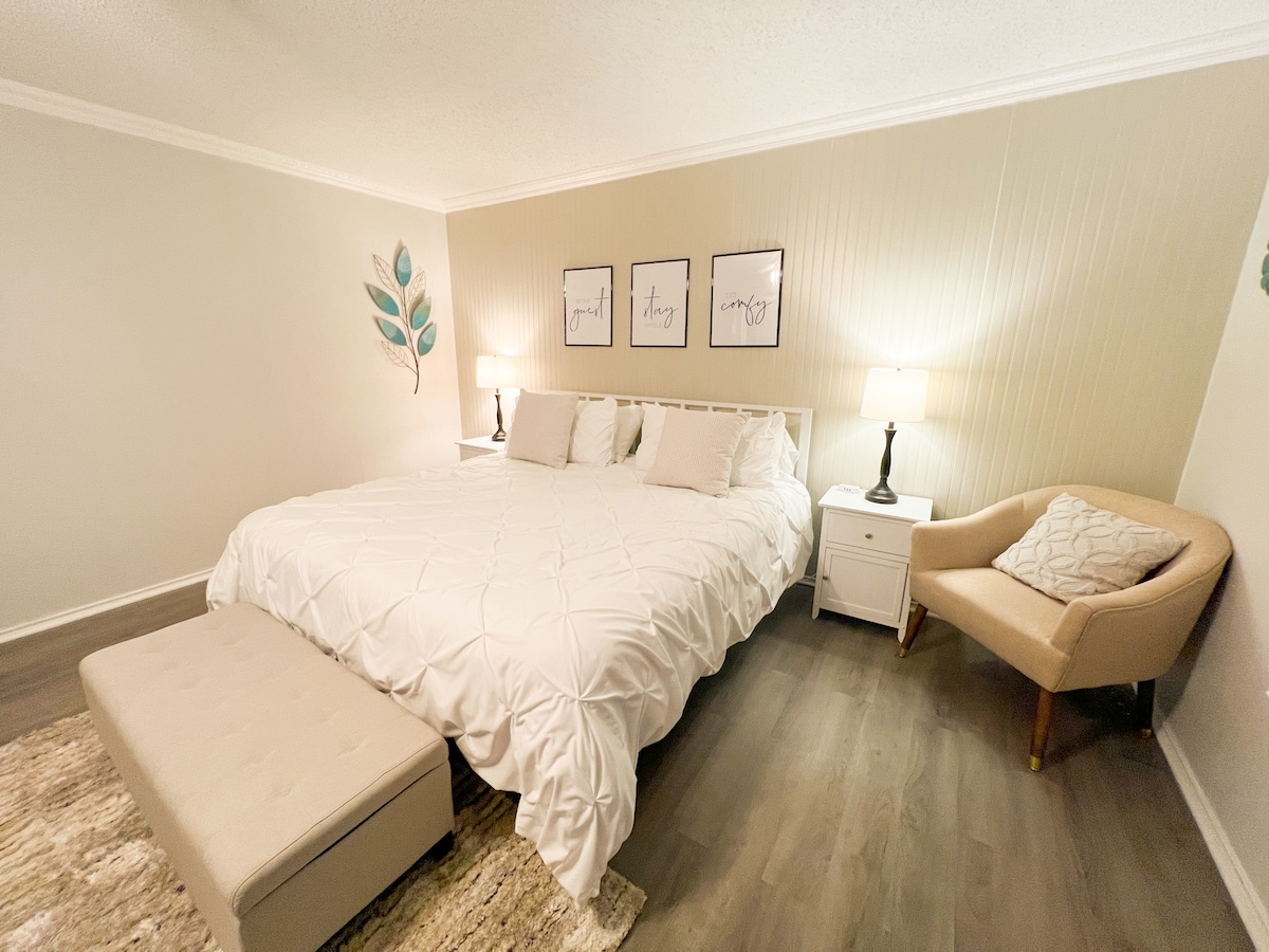 Este hermoso dormitorio principal tiene una cómoda cama tamaño king, chimenea eléctrica, futón pequeño y un escritorio de computadora para trabajar. También está conectado al baño principal que tiene ducha, bañera de hidromasaje y tocador doble. 