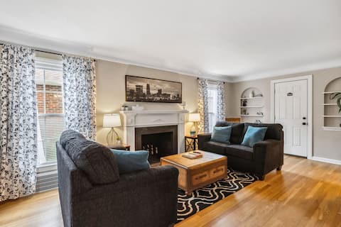 The Henry House I Pet Friendly, Cozy, Convenient