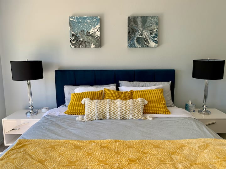 Krevati ynë "King" në dhomën kryesore të gjumit mund të përpiqet të të mbajë atje shumë gjatë.