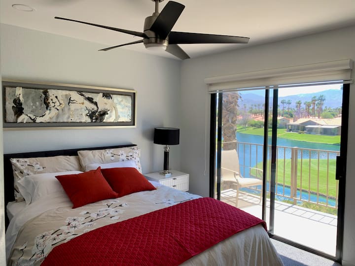 Dhoma jonë e dytë e gjumit nuk është e dobët. 
Ka një krevat dopio "queen" dhe të njëjtën pamje spektakolare.  Nuk ka nevojë të luftosh se cilën dhomë gjumi dëshiron.  