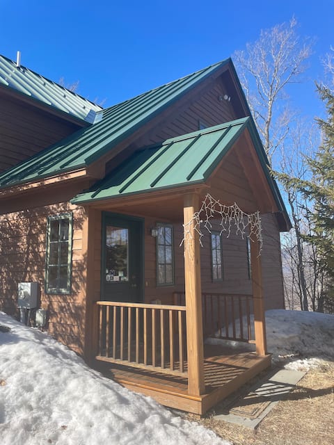 Cozy ski-in/out Sugarloaf home