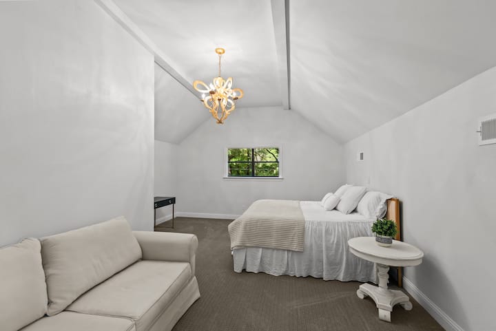 Chumba cha kulala cha ghorofani kilicho na kitanda aina ya King