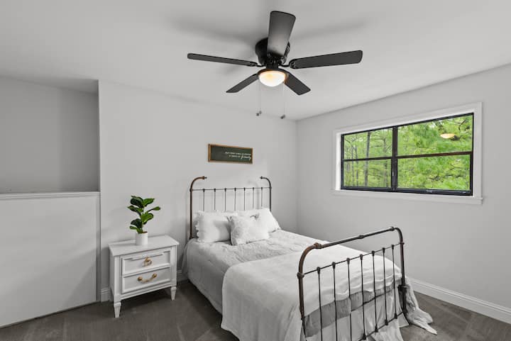 Chumba cha mgeni kilicho na kitanda kamili