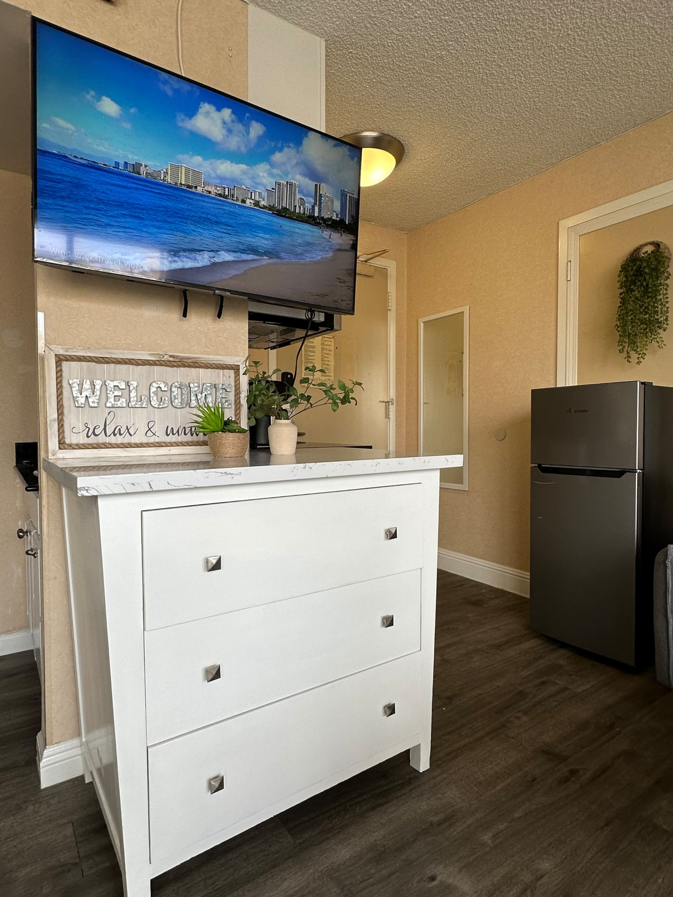 Studio by Waikiki Marketplace 11F - Image 1