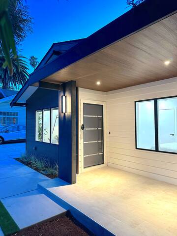 Upscale Modern House Near Mountain View Downtown gallery image 4