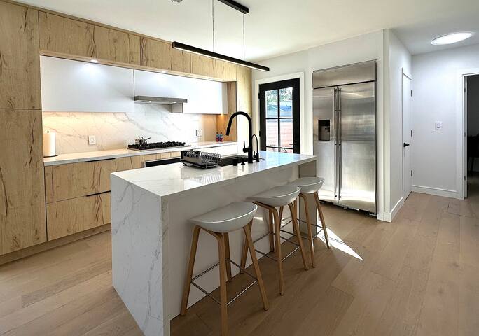 Upscale Modern House Near Mountain View Downtown gallery image 5