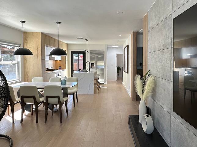 Upscale Modern House Near Mountain View Downtown gallery image 3