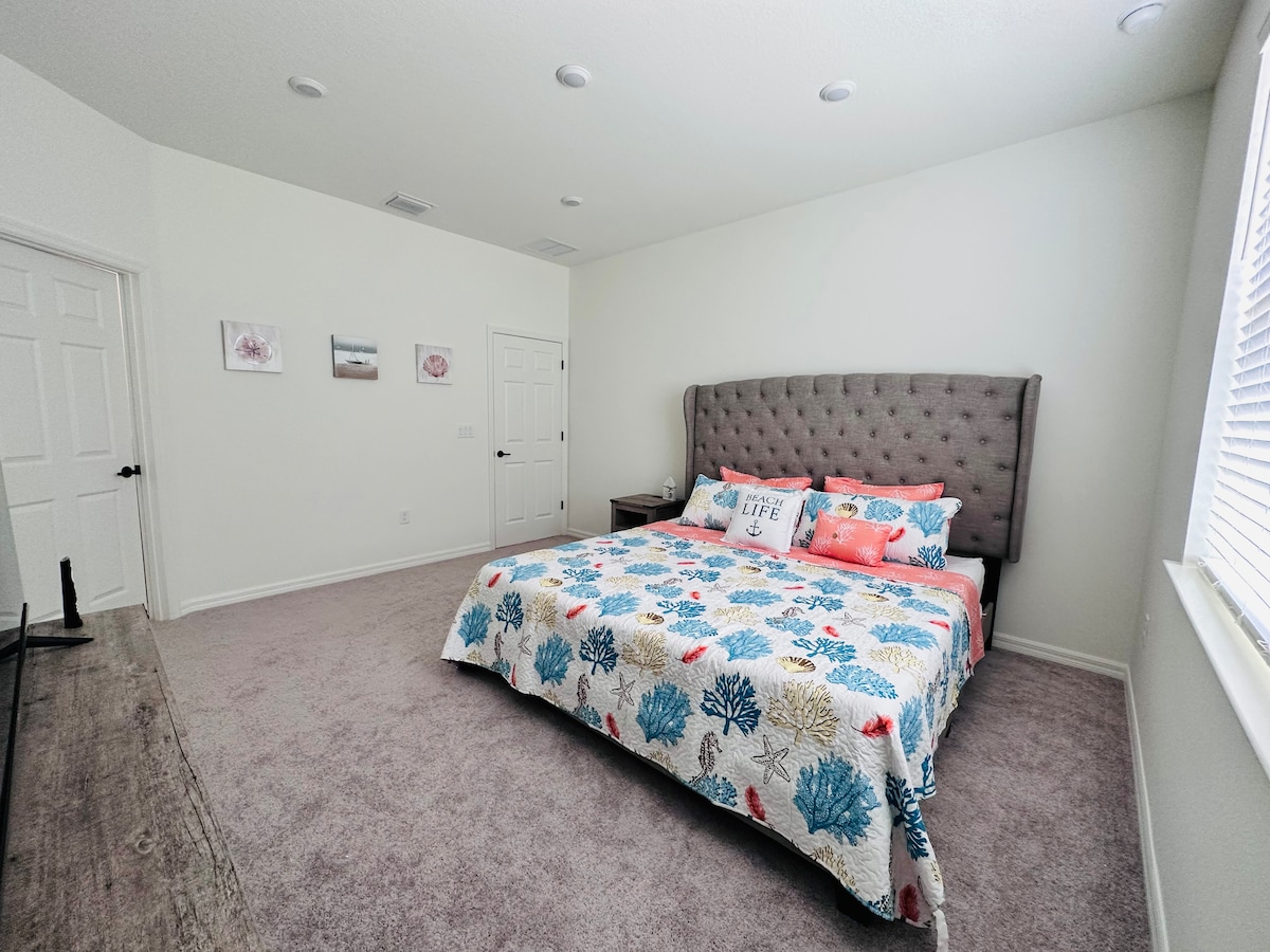 Glavna spavaća soba s bračnim krevetom (širine 180 - 200 cm)