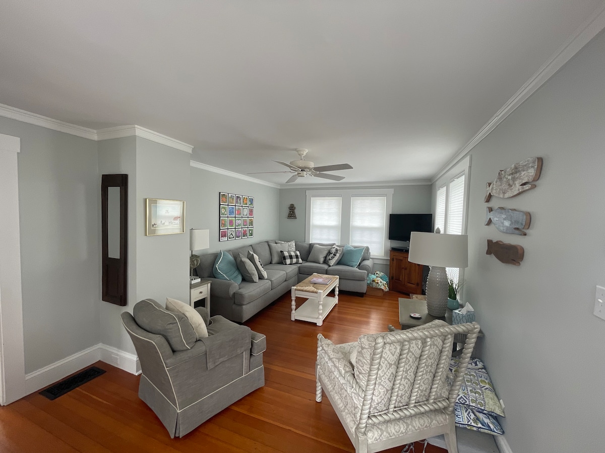Popular Airbnb listing: Bookends and Pencil Me Inn in Chatham
