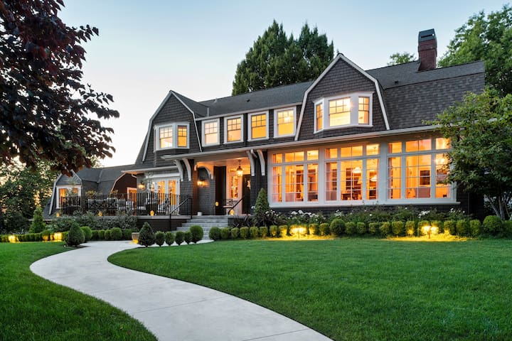 Romantic, Vintage Estate -University of Washington