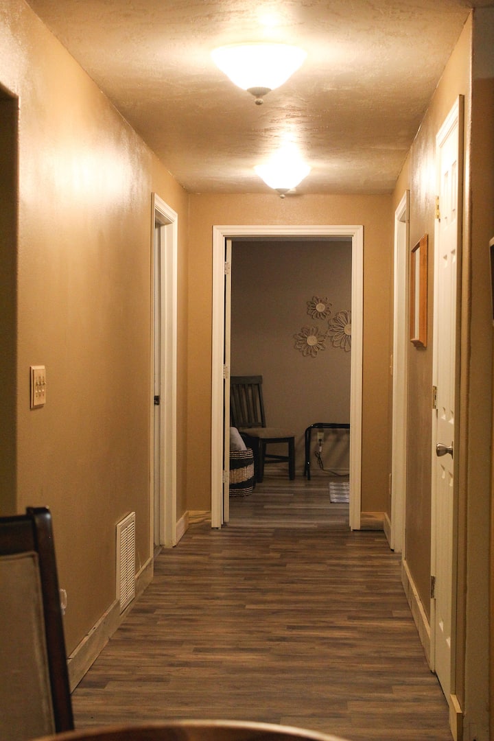 Pasillo de nivel inferior a dormitorios y baño.