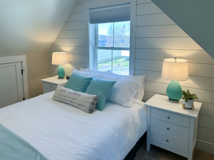 Hyggeligt soveværelse på øverste etage med charmerende detaljer i hytte-stil