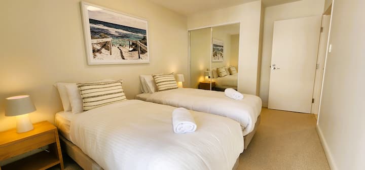 Druga spavaća soba s 2 x bračnim krevetom za jednu osobu, ugradbenim ormarima i zajedničkim balkonom s glavnom spavaćom sobom. Odvodni klima-uređaj. Kreveti za dvije osobe mogu se pretvoriti u bračni krevet (180x200).  