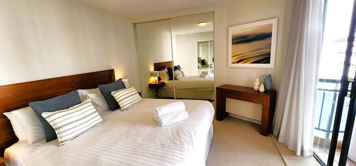 Glavna spavaća soba - bračni krevet (širine 180-220 cm).  Ugrađeni ormari, zajednički balkon s drugom spavaćom sobom + klima-uređaj s kanalima