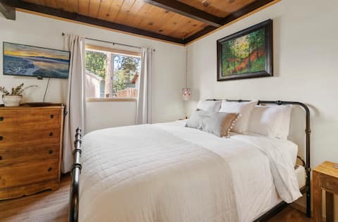 The Sugarloaf Chalet: family & dog friendly cabin