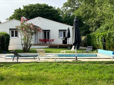 House with garden and heated pool 3mn from Uzès