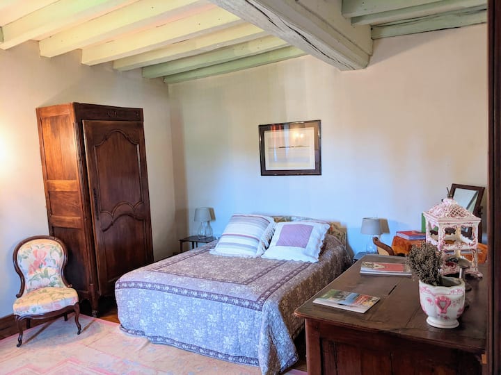 chumba cha kulala kilicho na kitanda cha mtoto na bafu la kujitegemea lenye beseni la kuogea