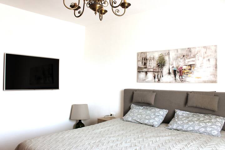 Spálňa 1. Veľká manželská posteľ Z izby máte prístup na balkón.