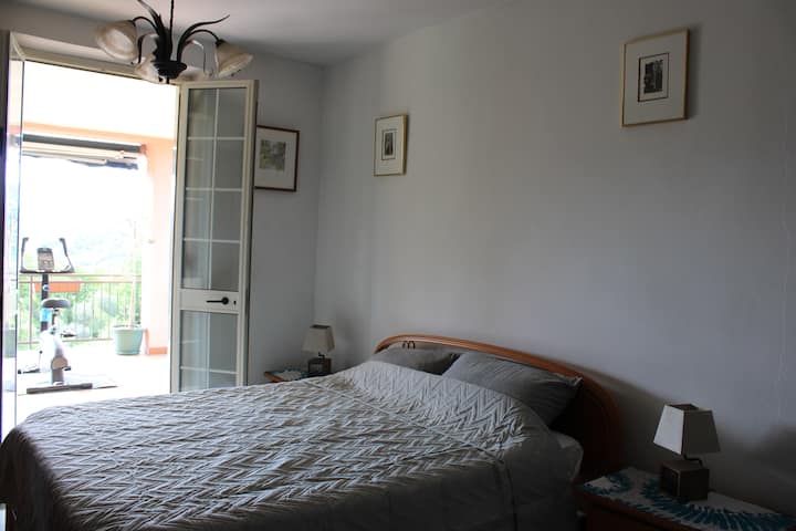 Spálňa3. Manželská posteľ, 65-palcová SmartTV a relaxačný kútik. Z izby 3 je prístup na terasu.