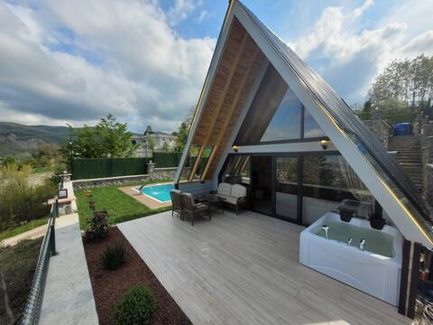 Detached- Heated Pool-Lake and Nature View