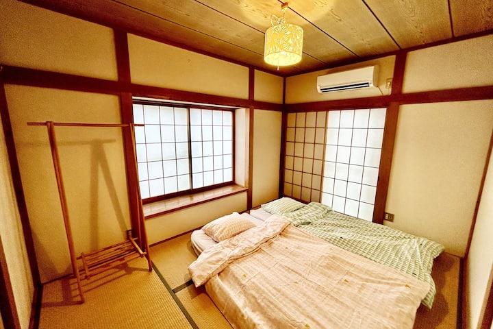 2階_寝室_03 (和室、布団3セット、子供用布団セット2組)/ 6畳
2F_იაპონური სტილის ოთახი  (3 ფუტონის კომპლექტი და2 ფუტონის კომპლექტი ბავშვებისთვის) /  10 ¥