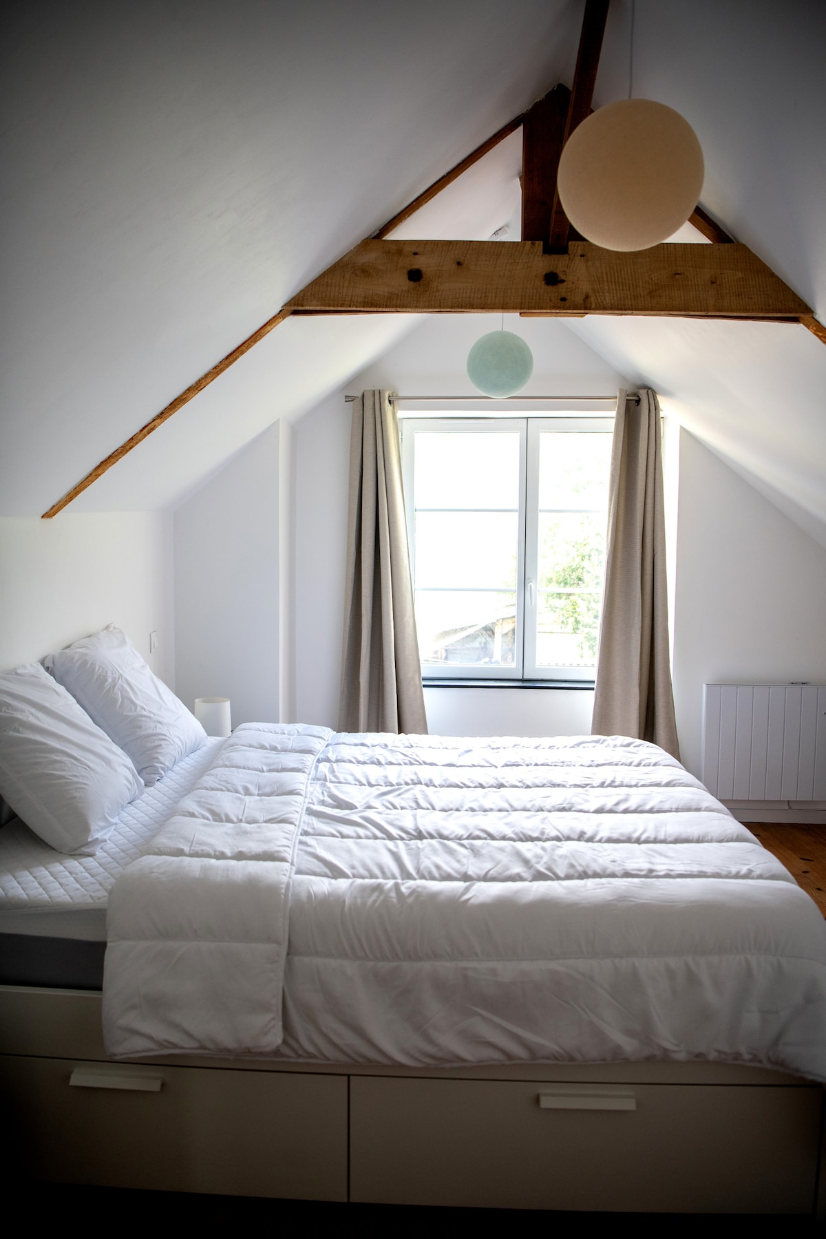 Dhoma Lindore, Pamje nga Streha e Kopshtit.