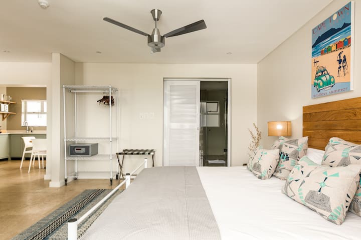 حمام داخلي في غرفة النوم بالإضافة إلى مروحة سقف. 