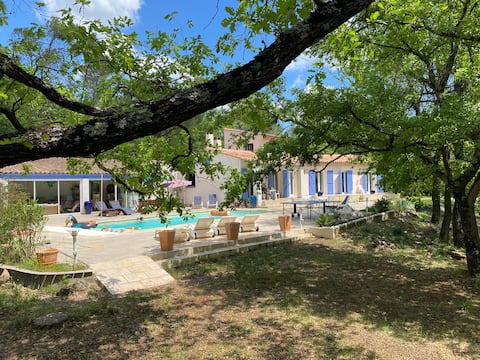 Provençal villa with pool for 12 people