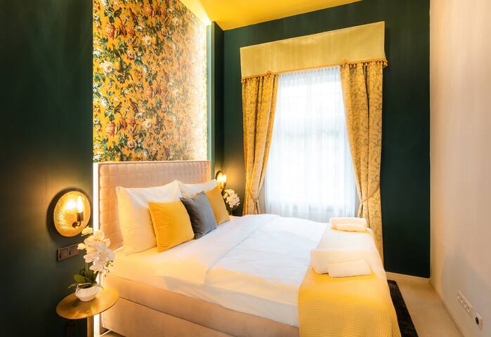 4BR+2BATH Swarovski Design Apartment + Jacuzzi gallery image 3