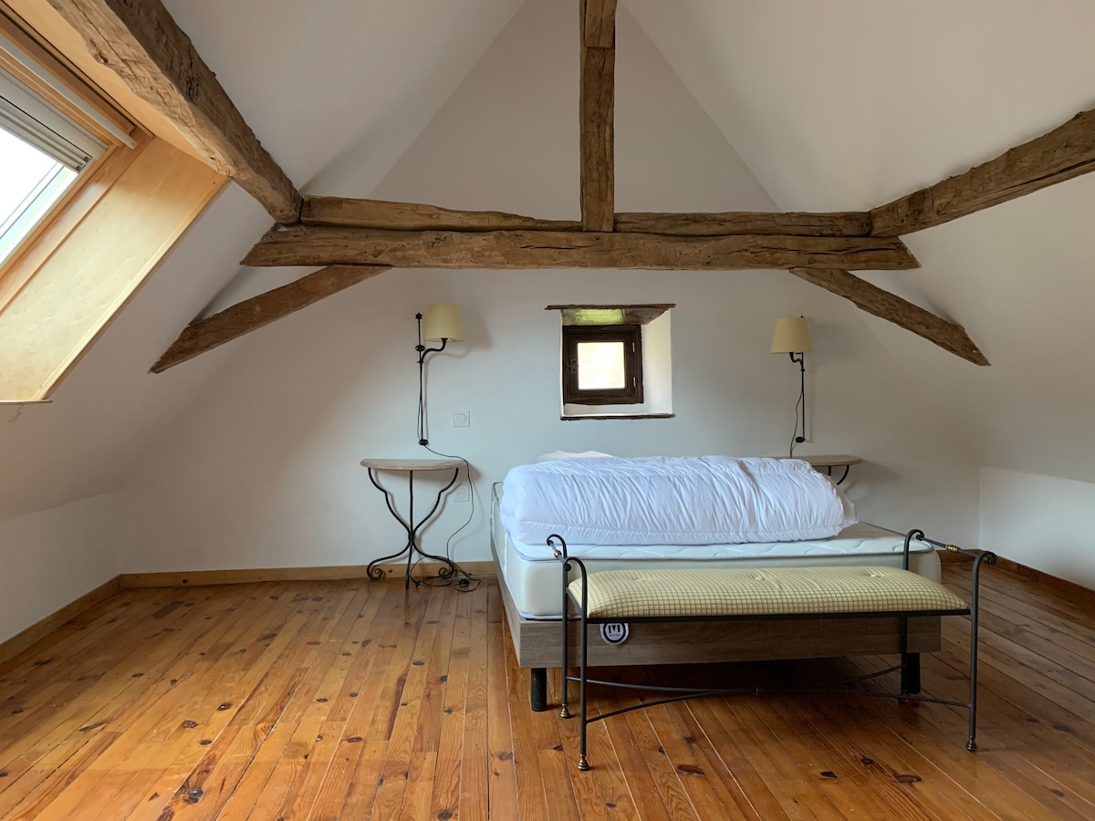 Dhomë gjumi e madhe me 1 krevat dopio, komodinë e këndshme mermeri. Fustan me 6 sirtarë për ta bërë më të lehtë ruajtjen e sendeve të tua! 