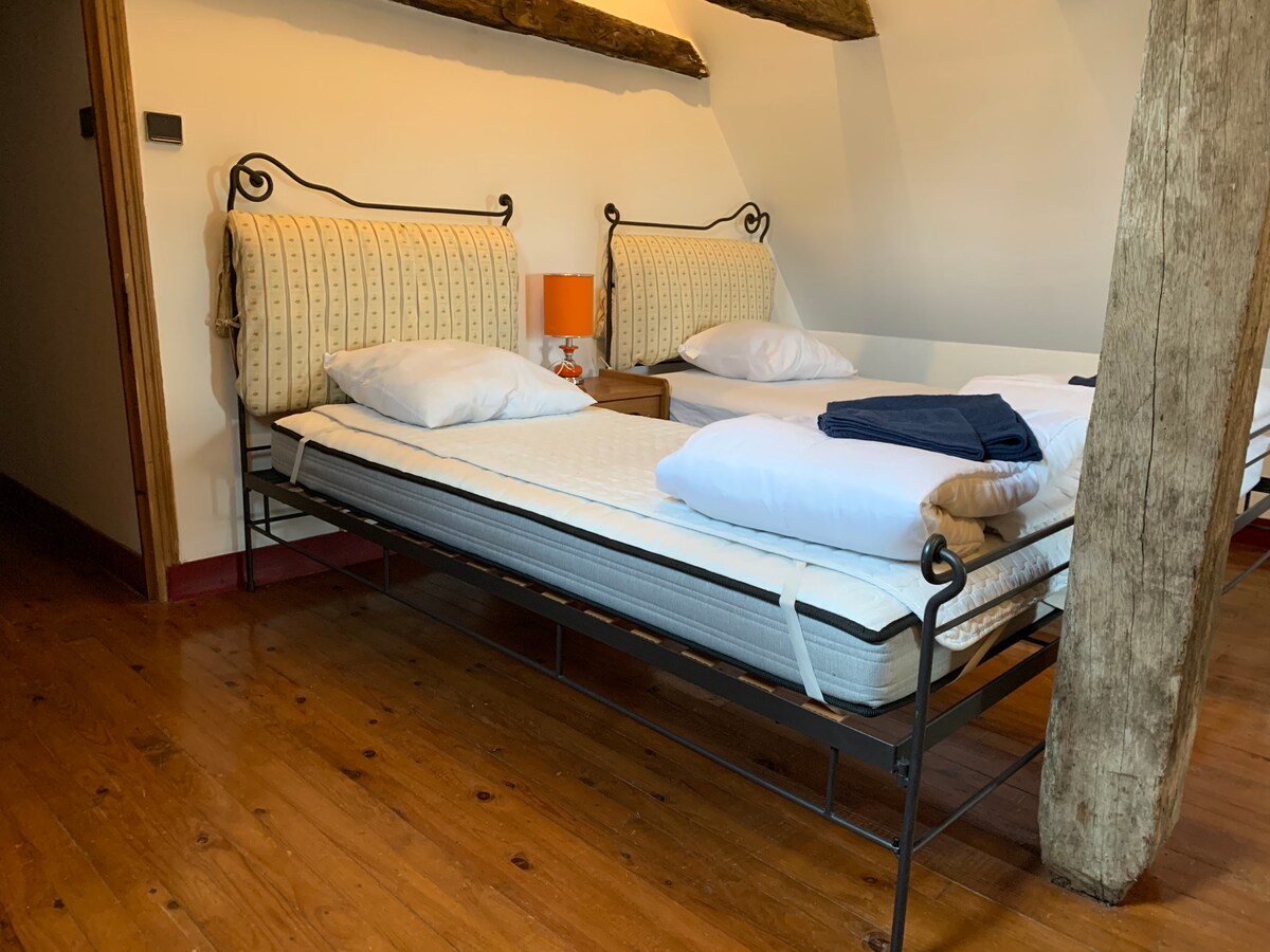 Kjo është dhoma e gjumit e tretë. Këtu do të gjesh 2 krevate tekë. Një dollap i vogël i këndshëm me 3 sirtarë me pasqyrën e saj. Një dritare me pamje nga fushat dhe qetësia e natyrës.