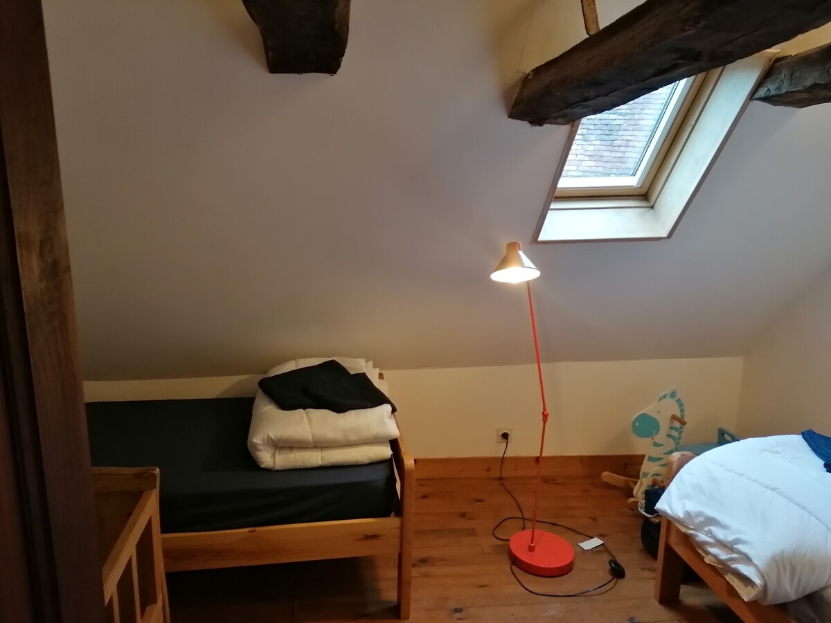 Kjo dhomë, e quaj dhoma e fëmijëve:=)
Ka 2 krevate tek dhe një kafaz të vogël dhe një krevat druri për të akomoduar një fëmijë shumë të vogël. Ekziston edhe një krevat ombrellë. Komodinë e vogël me histori mbrëmjeje. 