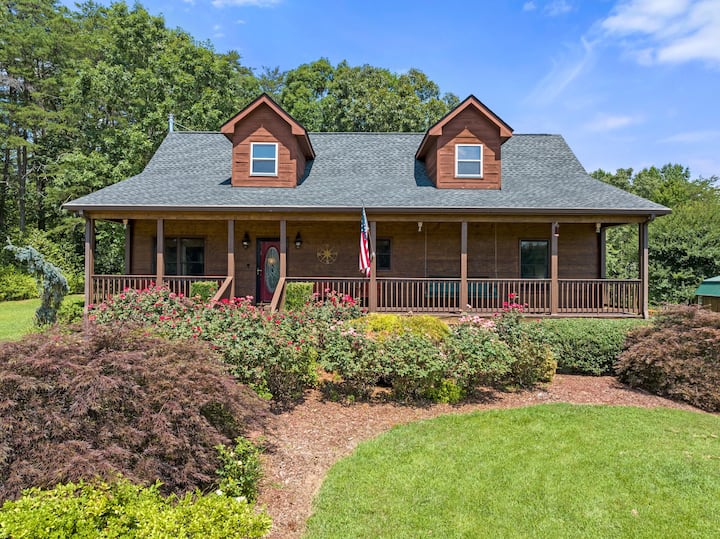 Bluebird Cabin-near hiking & wineries, 2 king beds