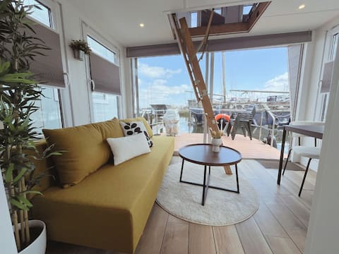 Tiny cosy houseboat near the beach and restaurants