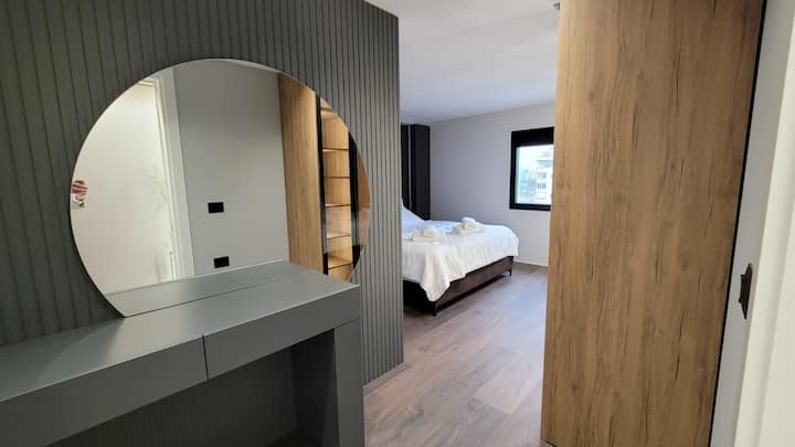 dormitorio principal con baño personal, cama tamaño king.