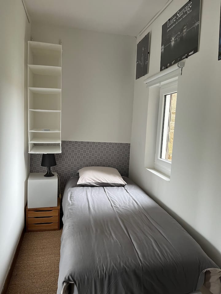 Kuingia kwenye ghorofa ya 2
kutoka kwenye chumba kikuu
Chumba cha kulala 2 na vitanda 2 vya mtu mmoja