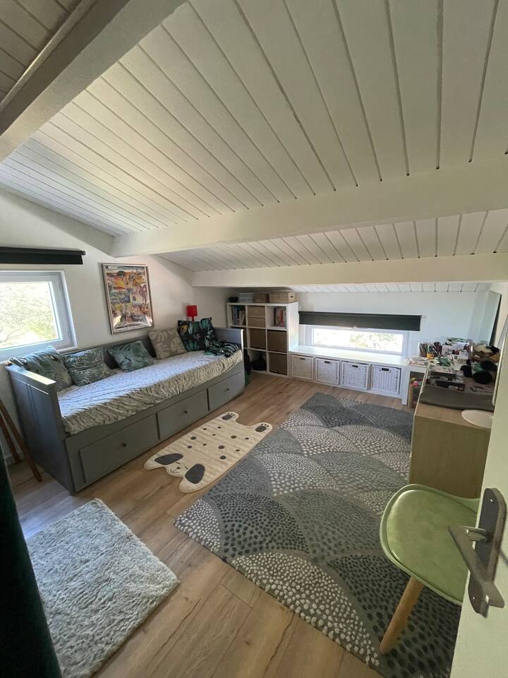 سرير منزلق 2 مراتب من 180 + مكتب + مخزن + غرفة ملابس 