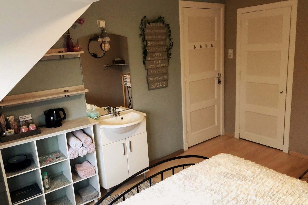 Zoals je ziet zijn er voldoende handdoeken die je kunt gebruiken. Ook in de hal liggen nog extra handdoeken en badlakens.
Met de waterkoker kun je zelf een lekkere kop thee zetten.