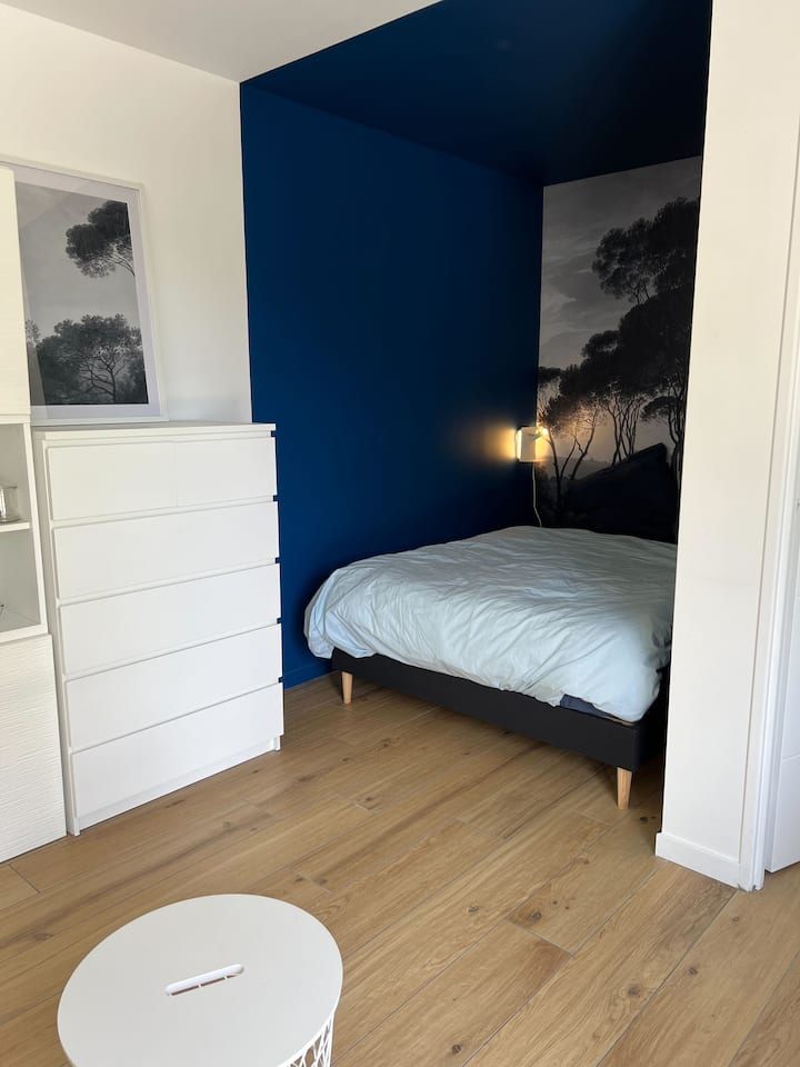 Alcove kwa usiku wa usiku wa bluu na mazingira ya Tuscan nyuma kwa ndoto tamu! Vyumba vingi vya kuhifadhi vitu vyako na kujisikia nyumbani!