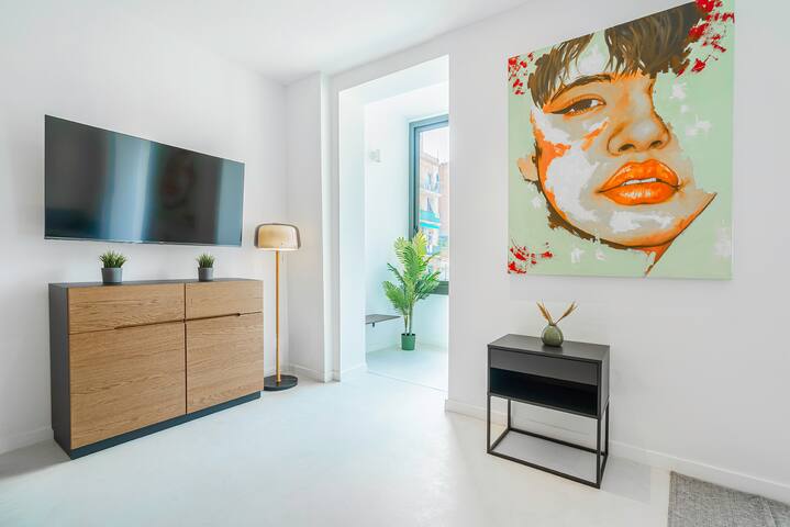 Brand New Superb 3Br Luminous Apt. in the Center gallery image 3