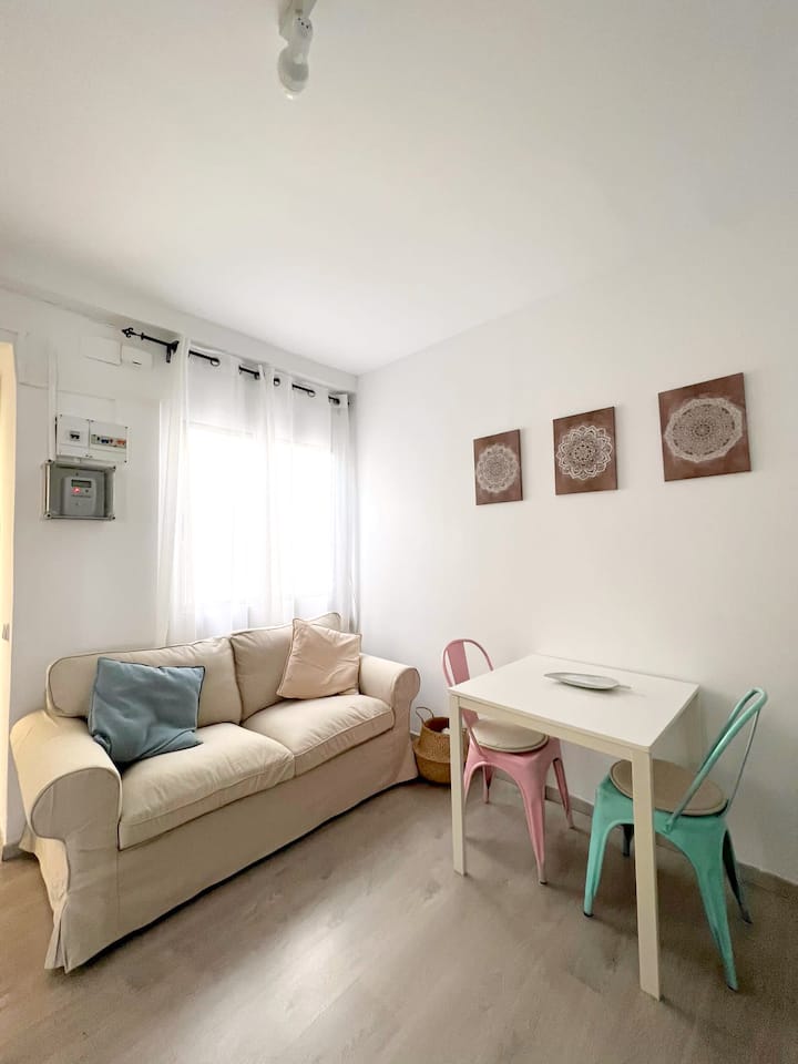 Nyd et helt udendørsområde, der er ideelt til afslapning eller fælles måltider. Udstyret med en komfortabel sofa, fladskærms-tv, bord og stole.
 Det er perfekt til både afslapning og en behagelig aften.