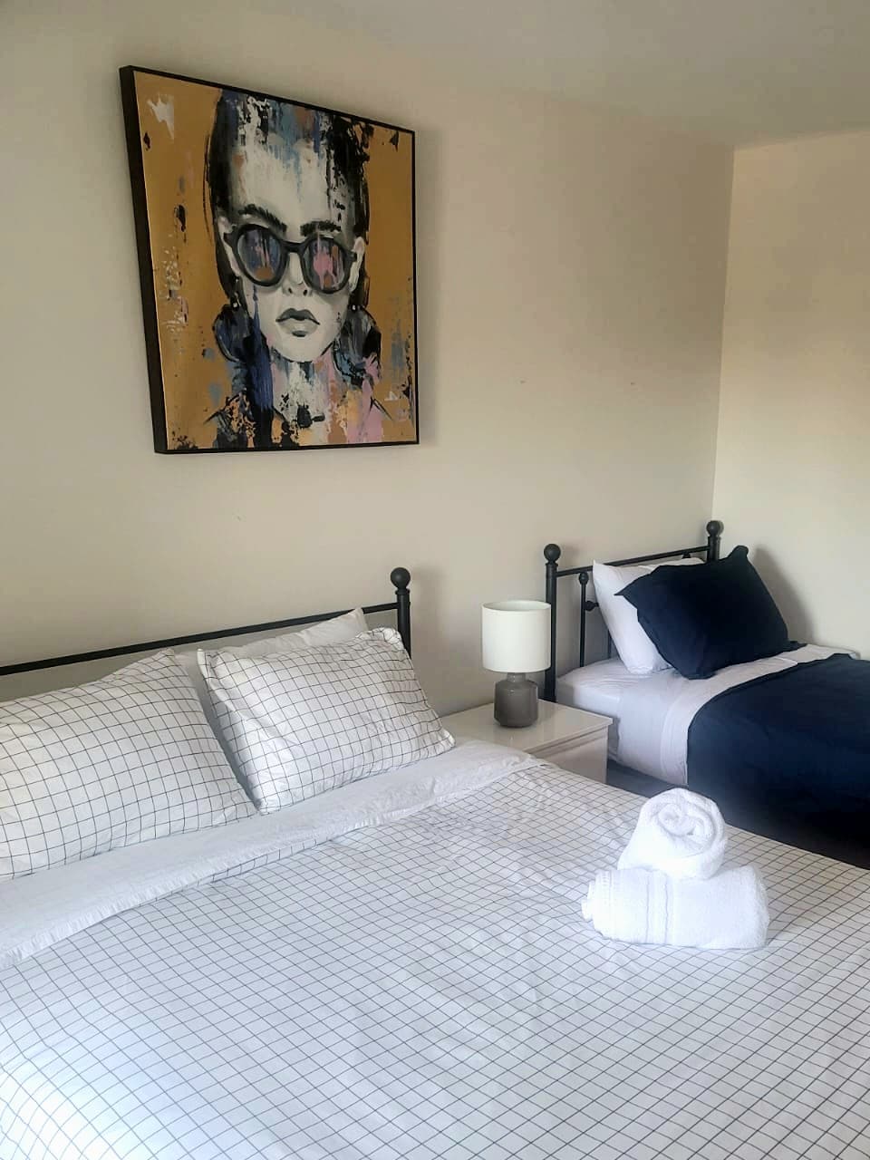 2. spavaća soba s 1 bračnim krevetom i 2 odvojenim krevetima