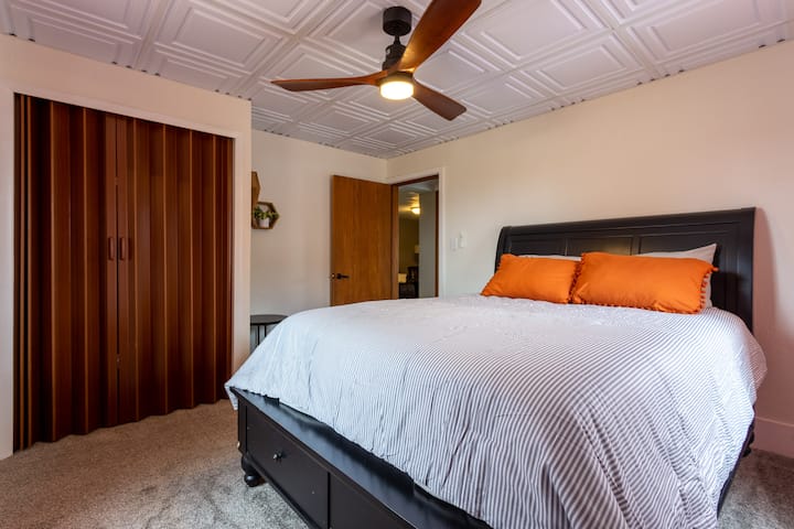 Queen size bedroom