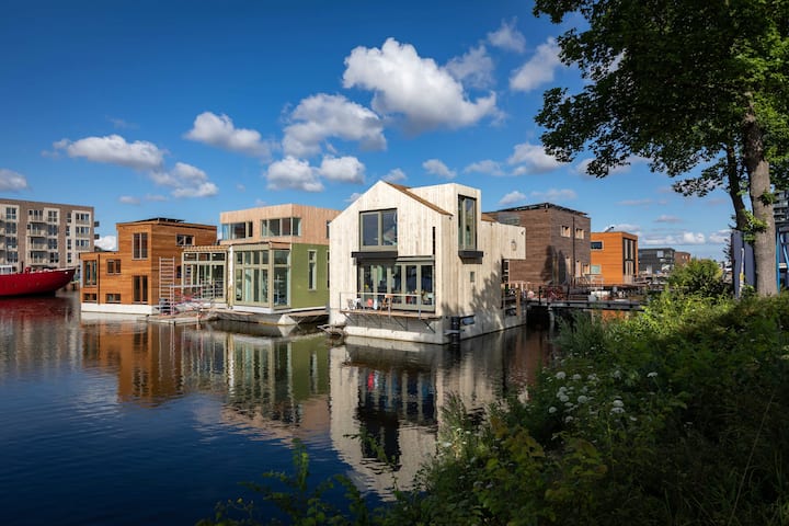 Unique sustainable water home - Houses for Rent in Amsterdam