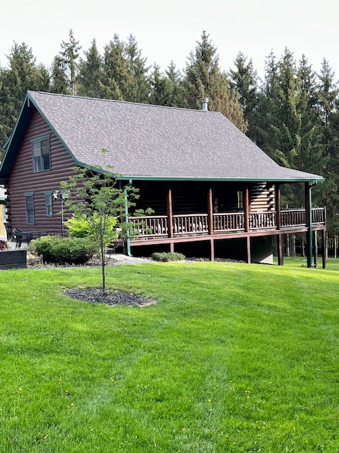 Tall Pines Log Home in The Glen
